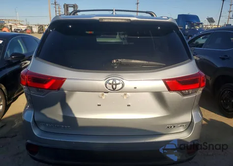 2022 Triumph 5Thwhhel Xle z USA, uszkodzony, nr VIN 5TDJZRFH5JS547954